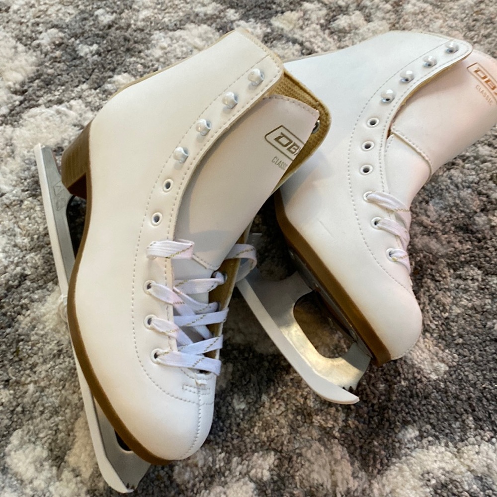 New ladies figure skates